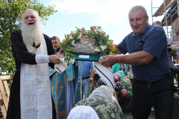 Крестным ходом со старинной иконой Божией Матери завершилась праздничная служба в селе Казакевичево
